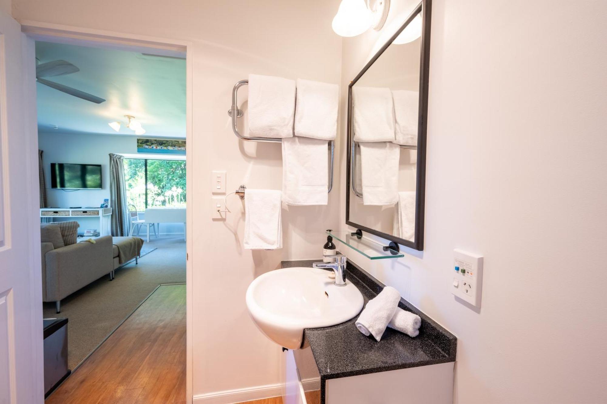 Woodside - Akaroa Holiday Cottage エクステリア 写真